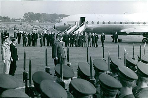 Charles de Gaulle'ün havaalanındaki askerlere baktığı eski bir fotoğraf.