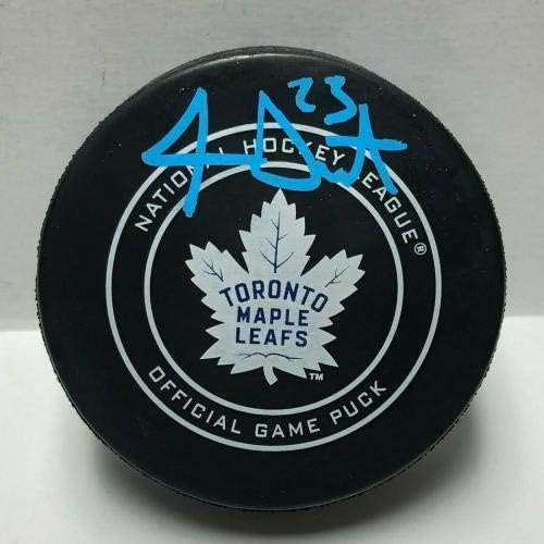 Travis Dermott İmzalı Toronto Maple Leafs Hokey Diski PSA AF36498-İmzalı NHL Diskleri
