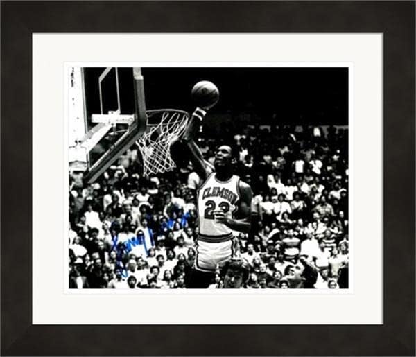 Larry Nance imzalı 8x10 Fotoğraf (Clemson Tigers) 1 Keçeleşmiş ve Çerçeveli - İmzalı NBA Fotoğrafları
