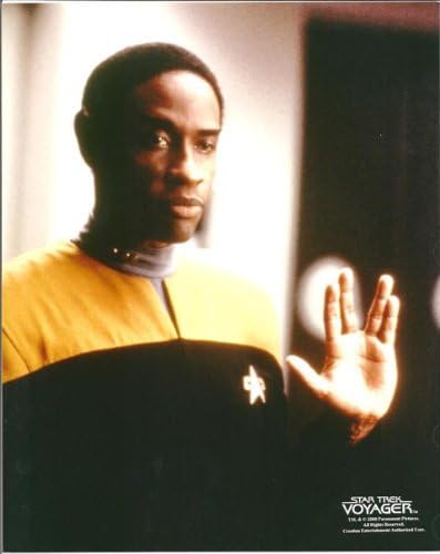 Tim Russ, Tuvok rolünde Uzay Yolu: Vulkan selamlamasında eli kaldırılmış üniformalı Voyager 8 x 10 fotoğraf